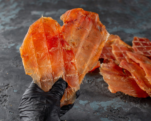 黑色背景上的干肉干图片下载