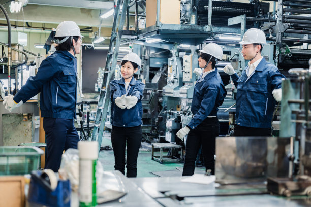 工厂工人在开始工作前做运动图片下载