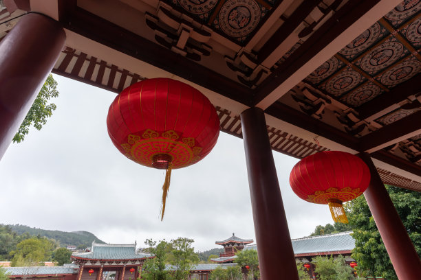 中国寺庙里挂着红灯笼图片下载