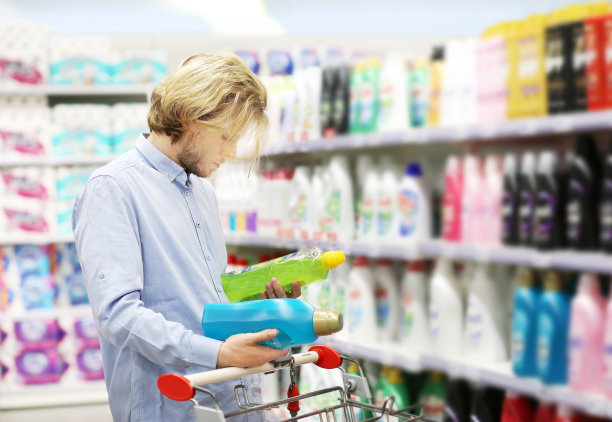 在超市购物。(洗衣粉、洗涤剂、洗发水、厕纸、肥皂)图片下载