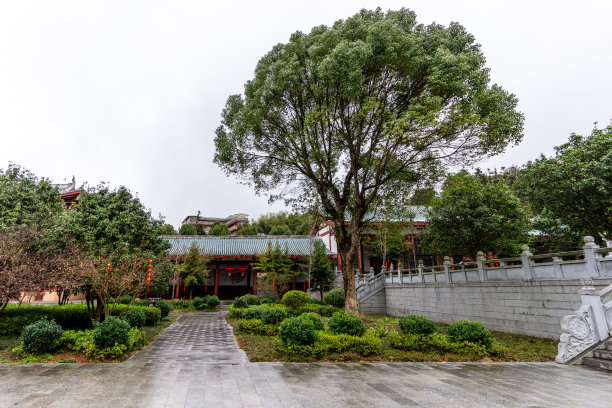 雨后的中国传统佛教寺庙建筑图片下载