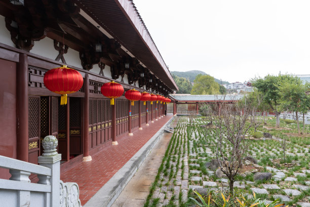 雨后红灯笼挂在庙里图片下载