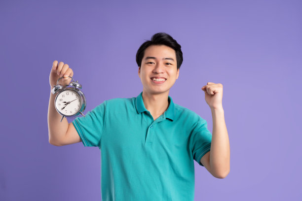 亚洲男子在紫色背景上摆姿势的肖像图片下载