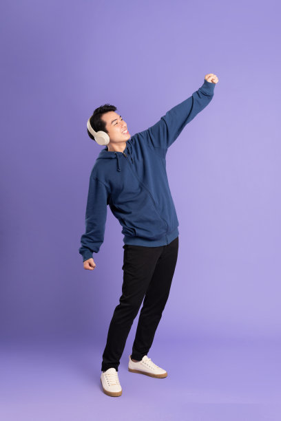 亚洲男子在紫色背景上摆姿势的肖像图片下载