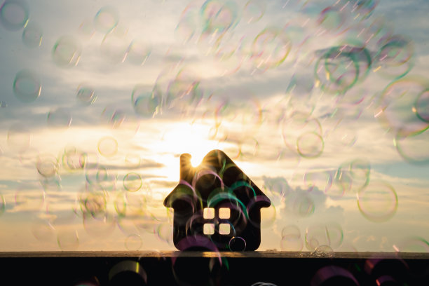 黑色桌子上的房子模型，有许多泡沫和黑色背景，房地产市场，交易房地产，抵押贷款，经济泡沫，资产价格泡沫概念图片下载