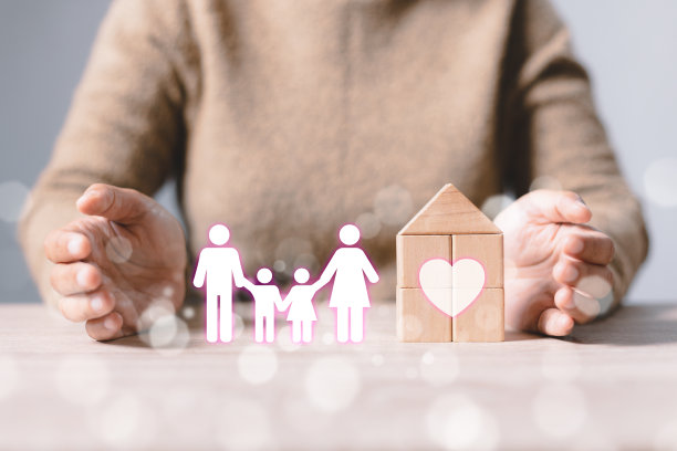 保护手的木块房子拼图与幸福的家庭图标。温馨家庭，物业投资和房屋抵押金融房地产概念。图片下载