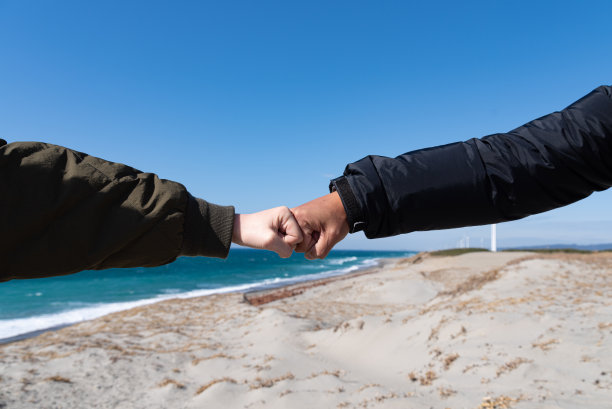 两个人握着拳头图片下载