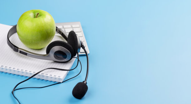 电脑键盘上的耳机图片下载