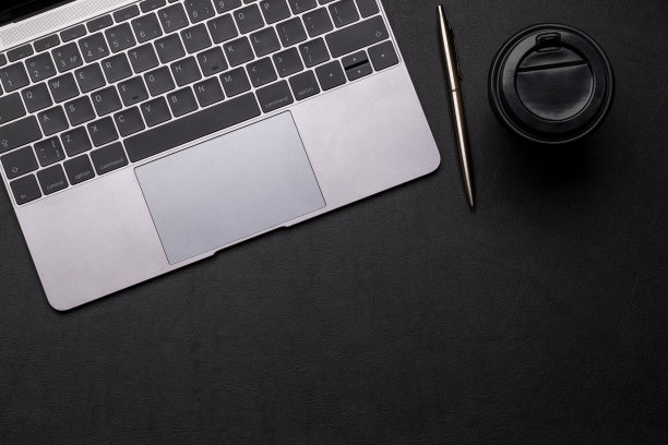 办公办公桌，桌上有笔记本电脑，咖啡和用品图片下载