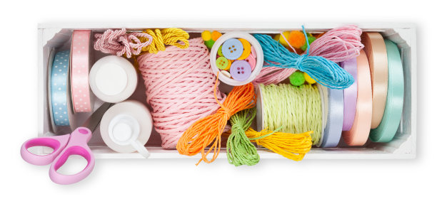 盒子与缎面明亮的丝带和装饰，工具装饰和包装包装的节日，复活节，圣诞节，婚礼和生日卷。俯视图白色背景隔离图片下载