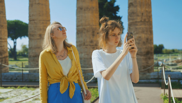 游客一家人在古城周围散步。图片下载