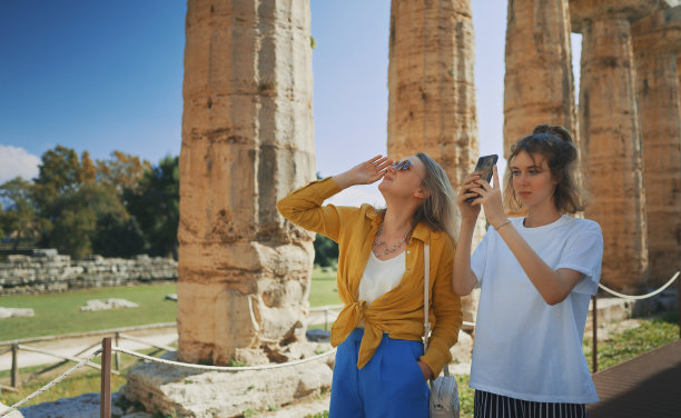 游客一家人在古城周围散步。图片下载