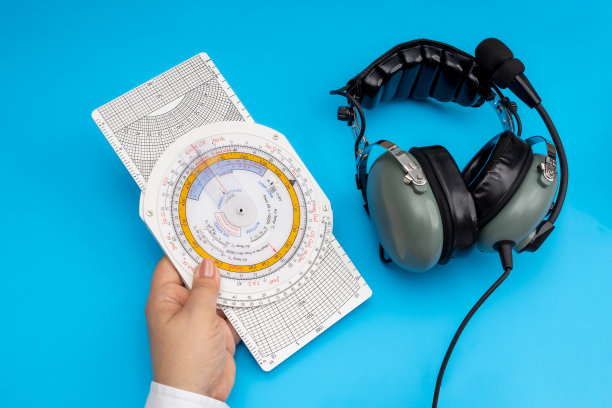 一个女人手里拿着导航电脑，旁边躺着一个耳机，作为一个女飞行员的概念图片下载