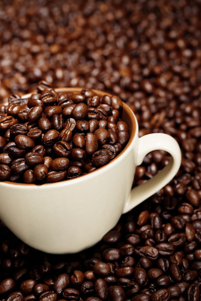刚烤好的咖啡豆放在杯子里图片下载