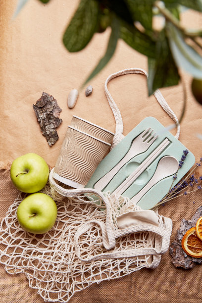 天然、无塑料、环保、零废餐具，前景模糊。环保购物袋在皱巴巴的纸。可持续的生活方式。图片下载