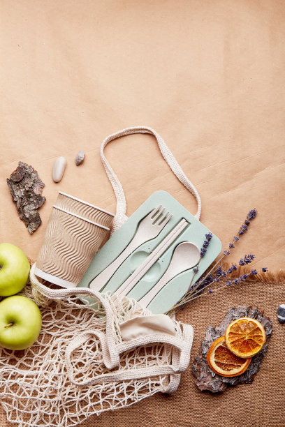 无塑料，环保，天然，零浪费餐具与干橙子，苹果，薰衣草。环保购物袋与餐具。可持续的生活方式。图片下载