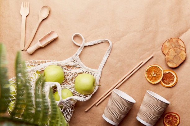 环保购物袋，有餐具，苹果，薰衣草在皱纸上。可持续的生活方式。天然环保，零浪费餐具图片下载