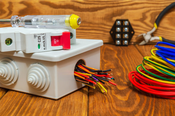 电气安装过程中使用的电气接线盒、电缆、电线和工具图片下载