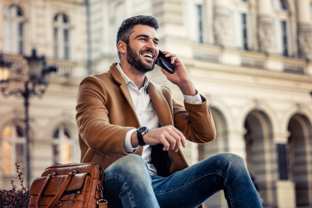 在户外微笑的商人肖像图片下载