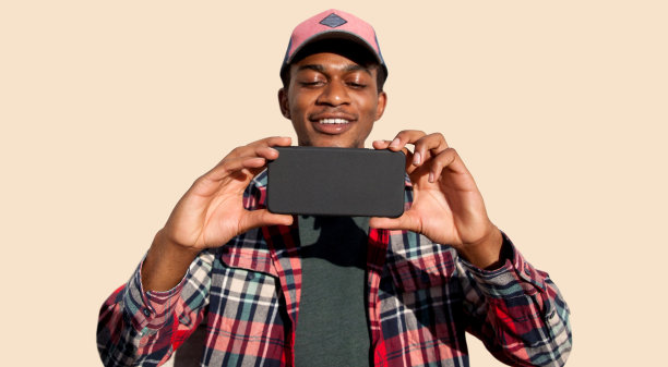 肖像特写的年轻非洲男子自拍与智能手机隔离的背景图片下载