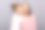 室内镜头震惊的女人看着相机张开嘴，小女孩发髻说秘密的妈妈听到，家人，穿着休闲装孤立地站在灰色背景。图片下载
