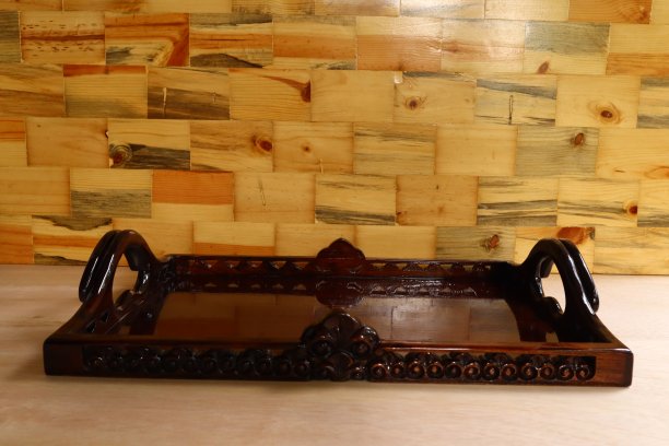 木制托盘，边缘雕刻精美图片下载