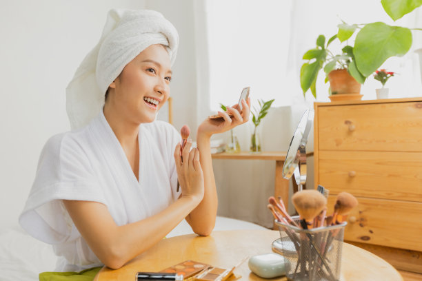 亚洲女性化妆用刷子图片下载