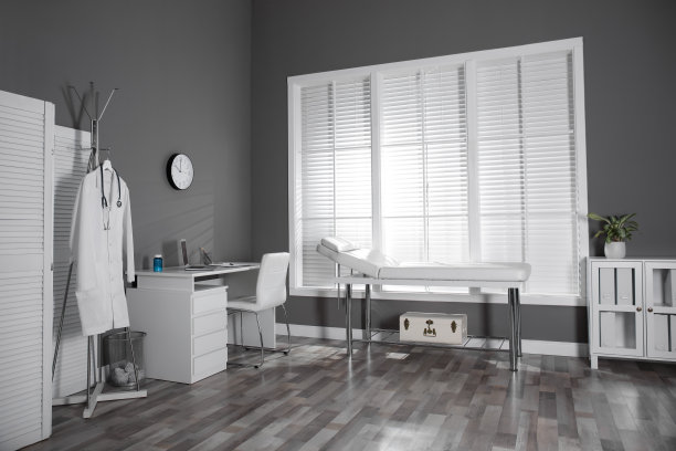 配有医生工作场所和检查台的现代化医疗办公室内部图片下载