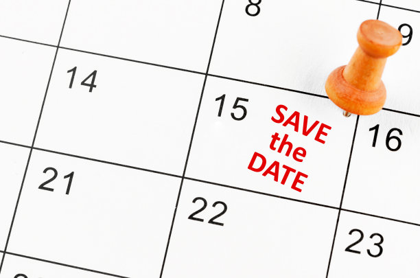 一张带有保存日期信息的台历的特写。图片下载