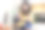 年轻迷人的亚洲女子在网上直播中交流如何在室内厨房烹饪自制披萨。内容创作者使用相机记录食品审查。图片下载