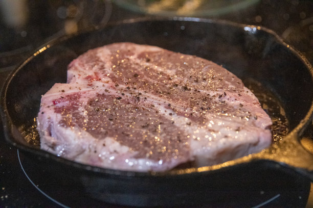 肋眼放在铸铁煎锅上图片下载
