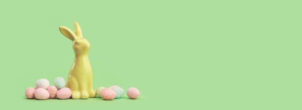 复活节兔子与小鸡蛋糖果在绿色背景。图片下载