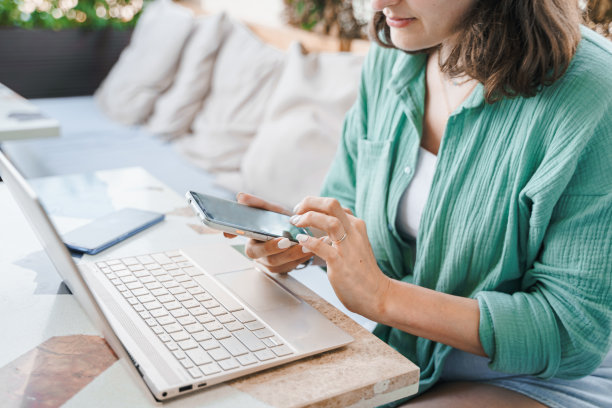 女孩，拿着笔记本电脑的年轻女人。在线商务会议、面试、咖啡厅、餐厅洽谈。远程工作，出差。学生在互联网上学习。教育，学习。与家人、孩子交谈图片下载