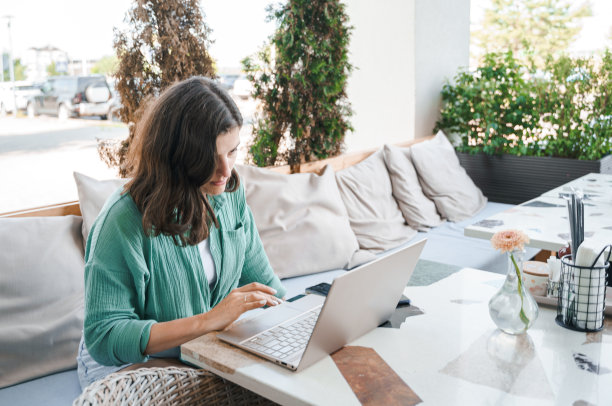 女孩，拿着笔记本电脑的年轻女人。在线商务会议、面试、咖啡厅、餐厅洽谈。远程工作，出差。学生在互联网上学习。教育，学习。与家人、孩子交谈图片下载