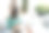 女孩，拿着笔记本电脑的年轻女人。在线商务会议、面试、咖啡厅、餐厅洽谈。远程工作，出差。学生在互联网上学习。教育，学习。与家人、孩子交谈图片下载