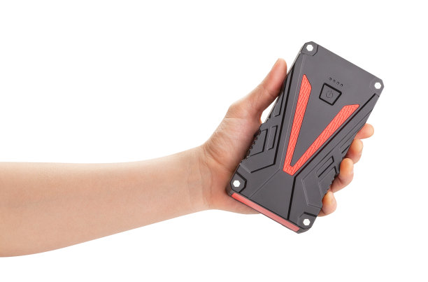 充电宝发动机跳起动器在手图片下载