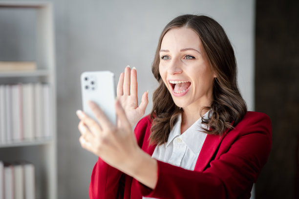 女商人与商业伙伴通过电话视频通话，她正在与合作伙伴就联合创业公司的规划、运营和财务进行会谈。工商管理概念。图片下载