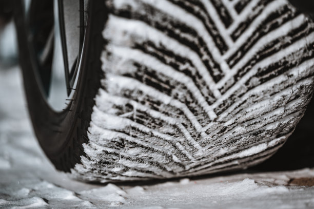 近距离选择性聚焦于积雪在一个全天候轮胎胎面。图片下载