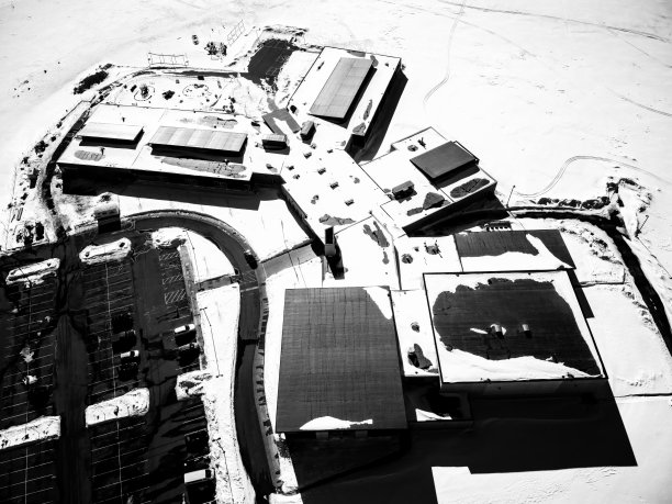 高架空无人机视图的平屋顶建筑与雪负荷和通风装置。图片下载