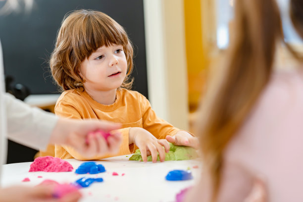 学龄前儿童在幼儿园玩耍的照片图片下载