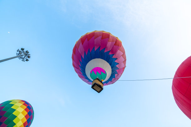 五彩缤纷的热气球在蓝天上飞行。库存图片图片下载