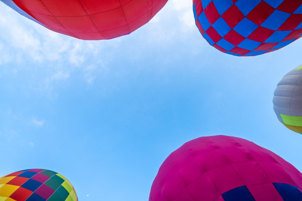五彩缤纷的热气球在蓝天上飞行。库存图片图片下载