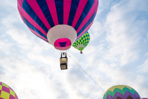 五彩缤纷的热气球在蓝天上飞行。库存图片图片下载