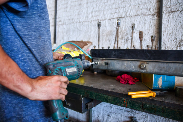 拉丁人在车间里使用钻头图片下载