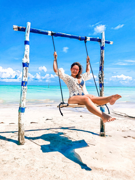 荡秋千的美女图片下载