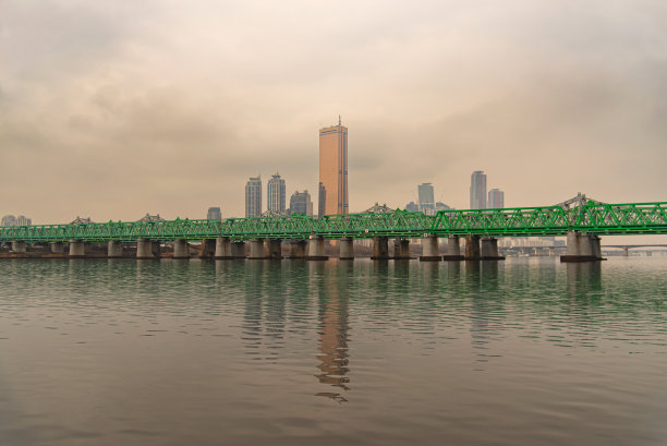 多云的春日清晨，汉江铁路桥上的景色图片下载