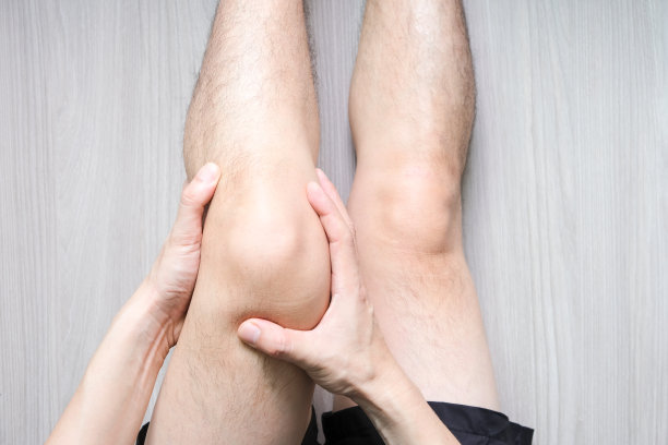 他把手放在膝盖上，介绍骨关节炎和骨病的痛点，医学概念和治疗方法。图片下载