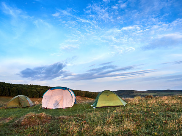 绿草地上的帐篷，吹过的天空。图片下载