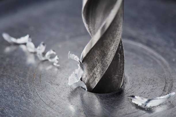 金属钻头在工业钻床上钻钢坯。金属加工行业。多刀具、立铣刀。图片下载