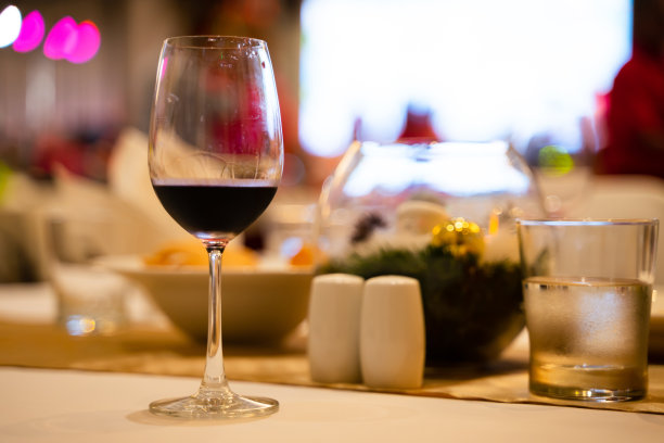 豪华酒店宴会餐桌上的酒杯图片下载